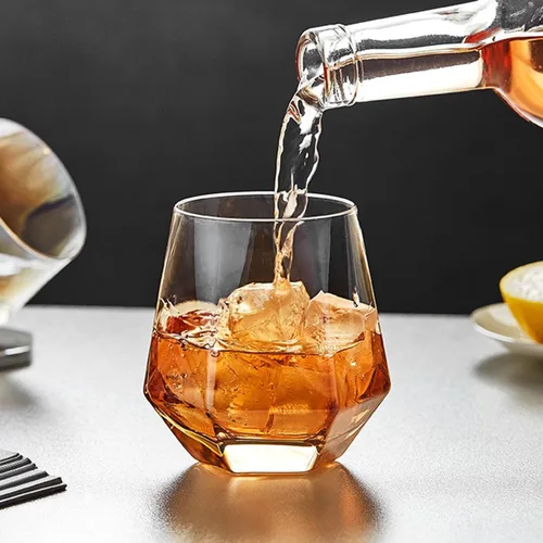 Vista 4 de Juego de 4 copas de vino, sin tallo, transparentes de 10 onzas, copas de vidrio geométricas con forma de diamante, hermosas copas de vino sin tallo