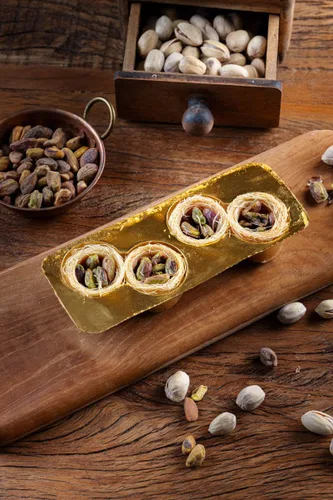 Vista 5 de Snacklava - Paquete variado mixto 1 (34 piezas) – 2 mini anillos de galletas (20 piezas), 2 nueces mixtas Kunafa (6 piezas), 2 nidos de pájaros