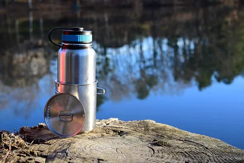 Vista 7 de Botella de agua de acero inoxidable Gearland con taza de camping anidada y tapa para bolsa de evacuación, equipo de supervivencia en la naturaleza