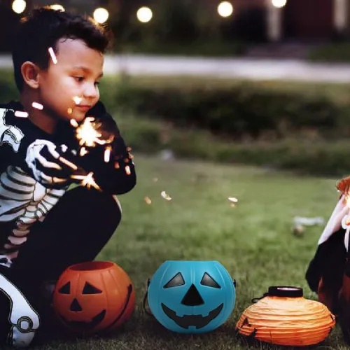 Vista 8 de Cubo de calabaza de Halloween con asa, soporte pequeño de plástico para dulces de calabaza para decoración y embalaje de fiesta de truco o trato