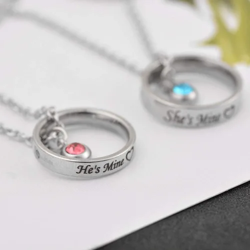 Vista 2 de MJartoria collares a juego para parejas, para él y ella, dijes de anillo grabados, con diamantes de imitación, regalo para novio y novia