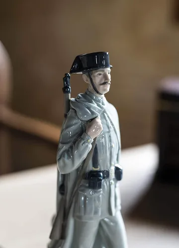 Vista 3 de Lladro Porcelana Policía española 01004889