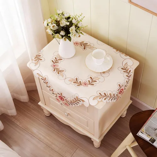 Vista 4 de LeLehome - Mantel de encaje bordado con flores cafés, color crema y beige, diseño clásico y tela que no se arruga para mesa de comedor