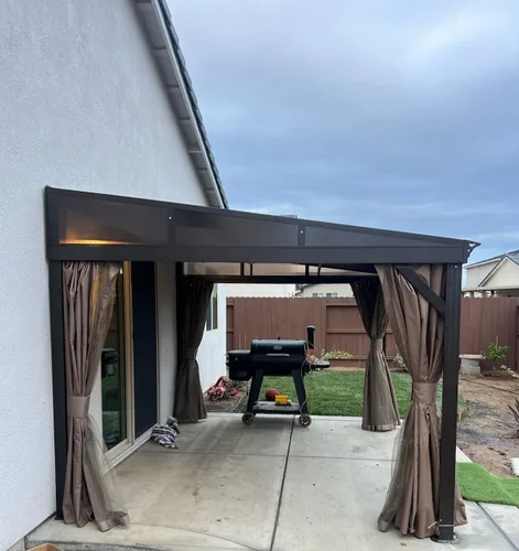 Vista 8 de Domi - Cenador adosado de 12' x 14' con marco de aluminio, cenador montado en la pared con techo rígido de acero galvanizado inclinado con cortinas