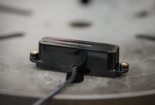 Vista 2 de Seymour Duncan Hot Rails Strat - Puente - Negro El puente Hot Rails ofrece una salida aplastante, crujido agresivo y cables gritando de un humbucker