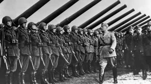 Vista 3 de 1939-1942 Moneda italiana de la era de Mussolini de la Segunda Guerra Mundial durante el gobierno fascista de 20 centesimi en condición circulada
