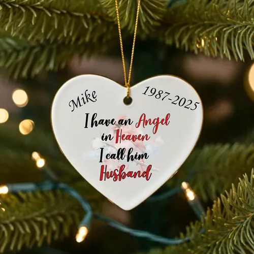 Vista 4 de Adorno de Navidad conmemorativo personalizado 2025 – Recuerdo de cerámica en forma de corazón – Tengo un ángel en el cielo lo llamo marido – Regalo