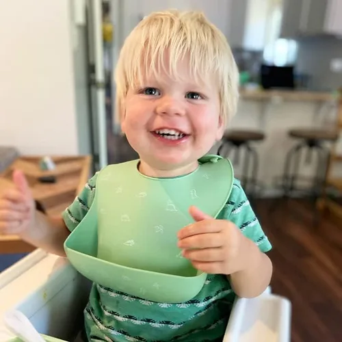 Vista 5 de Baberos de silicona para bebés, ajuste ajustable, babero impermeable, suministros de alimentación para bebés