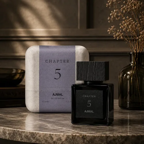 Vista 6 de Ajmal Capítulo 5 Eau de Parfum, fragancia de ámbar amaderado y vainilla
