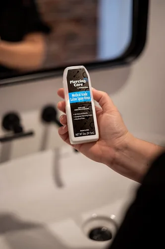 Vista 2 de Tattoo Goo Enjuague en aerosol salino, spray y enjuague para piercings - Limpia de forma segura con cloruro de sodio 99.9% - 2 onzas