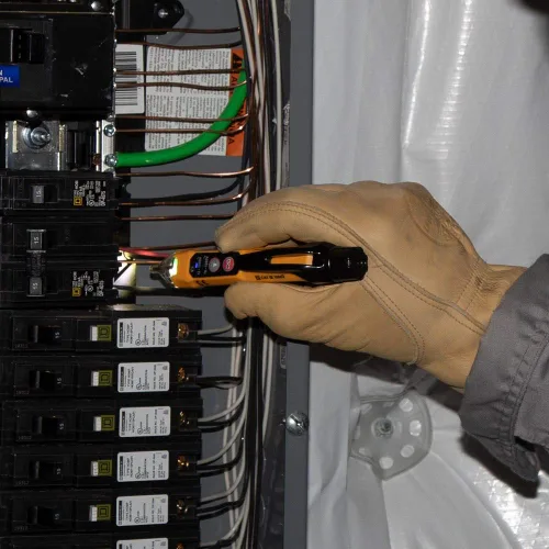 Vista 6 de Klein Tools Probador de voltaje sin contacto RT250KIT y probador de receptáculo GFCI con LCD y linterna, kit de prueba eléctrica de voltaje