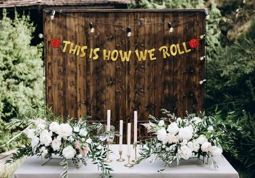 Vista 6 de Cartel con purpurina con temática de casino con texto en inglés «This Is How We Roll», decoraciones de despedida de soltera para ella, suministros
