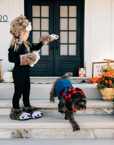 Vista 3 de Lazy One Juego de manoplas y pantuflas con diseño de patas, bonitos accesorios de animales para niños y adultos