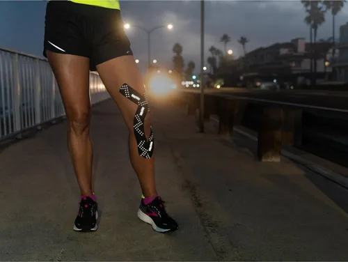Vista 5 de RockTape Cinta de kinesiología reflectante RockFlash, optimizada para deportes