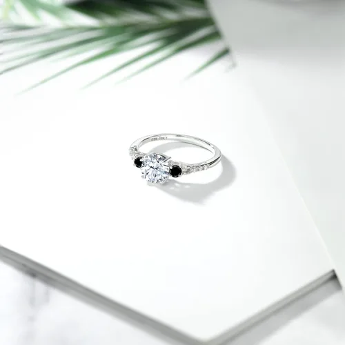 Vista 5 de Gem Stone King Anillo de compromiso de oro blanco de 10 quilates con diamantes negros y diamantes blancos creados con zafiro blanco de 3 piedras