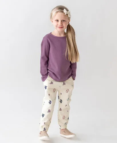 Vista 2 de RuffleButts Pantalones deportivos de ajuste relajado para bebés y niñas pequeñas