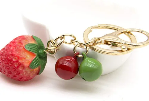 Vista 4 de Llavero de resina con diseño de fresa, 3 piezas, colgante de fruta, adorno de bolsa de dibujos animados, adornos para llaves de coche, bolso
