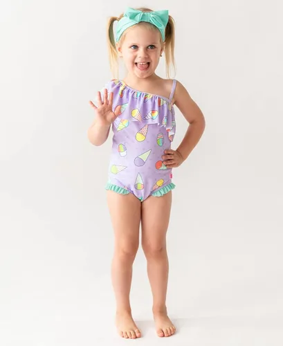 Vista 2 de RuffleButts - Traje de baño de una pieza con holanes para bebés o niñas pequeñas, con protección solar FPS 50+