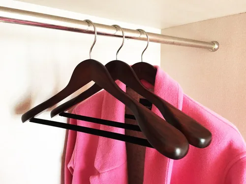 Vista 6 de B&C Home Goods Perchas de madera para abrigos y trajes, perchas de madera extra anchas con barra de terciopelo Juego de 6 almacenamiento de ropa