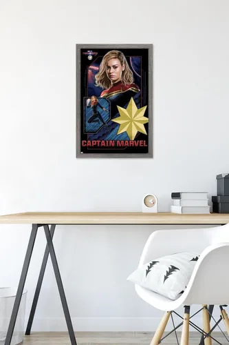 Vista 6 de Trends International Marvel The Marvels - Póster de pared de Capitán Marvel, 14.72 x 22.37 pulgadas, versión enmarcada de madera de granero