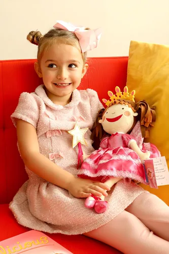 Vista 5 de YOTTOY Colección contemporánea Muñeca de peluche suave Pinkalicious de 15 pulgadas de alto