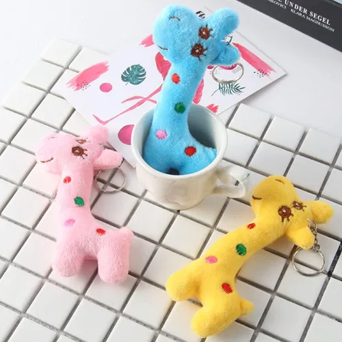 Vista 7 de Toyvian Mini llaveros de jirafa de animales de peluche, dijes de animales para bolsas, llaves, decoración colgante, color al azar