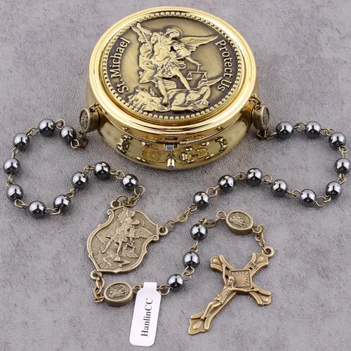 Vista 3 de Collar con rosario católico de San Miguel Arcángel con cuentas de piedra negra de hematita con caja de regalo de metal dorado para hombres