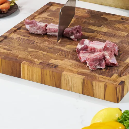 Vista 8 de Tabla de cortar de grano extremo de teca 17x13x1.5", ranura profunda para jugo y asas laterales Madera natural