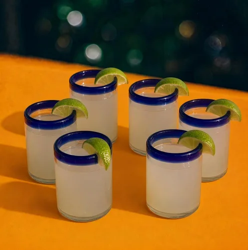 Vista 6 de Vasos de beber mexicanos soplados a mano - Juego de 6 vasos tipo tumbler con bordes azul cobalto (10 oz cada uno)