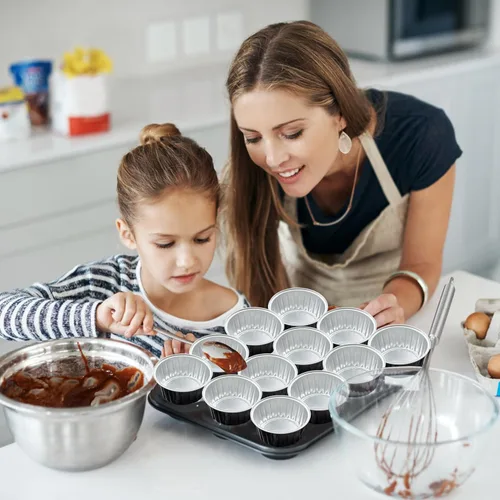 Vista 6 de 100 piezas de tazas de aluminio con tapas, 5 onzas de tazas desechables de ramekin para hornear, forros para magdalenas, mini moldes para tartas
