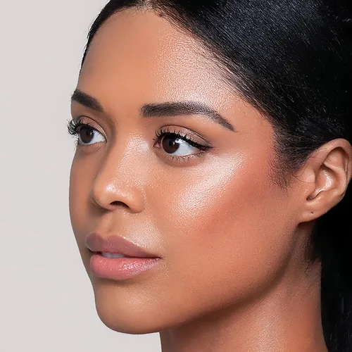 Vista 4 de Kevyn Aucoin Glass Glow Face: resaltador húmedo universal multiusos para rostro y cuerpo. Crea una piel hidratada brillante de aspecto juvenil