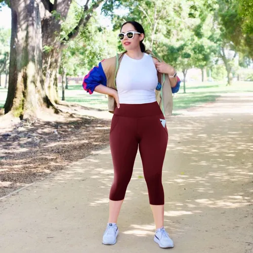 Vista 3 de MOREFEEL Leggings capri de talla grande para mujer con bolsillos, elásticos XL-4XL, control de abdomen, cintura alta, pantalones de yoga negros
