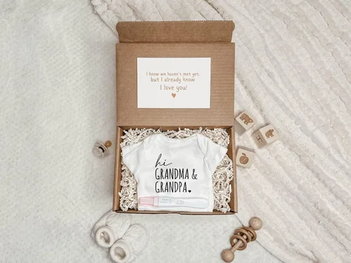 Vista 2 de Caja de anuncio de embarazo "Hi Grandma & Grandpa" Dile a tus padres que estás embarazada Body sorpresa para revelar el embarazocaja de regalo