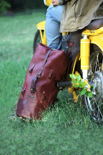 Vista 27 de Bolsa de lona para motocicleta de cuero genuino de grano completo resistente de inspiración militar Alforja Bolsa de fin de semana Con correas