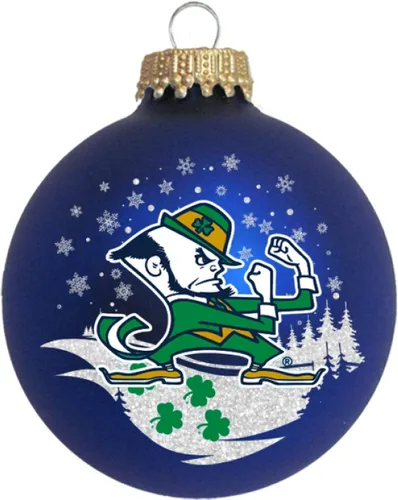 Vista 6 de Auburn Tigers Snow Scene - Adorno de cristal soplado de 3.25 pulgadas con logotipo del equipo y colores oficiales de la NCAA