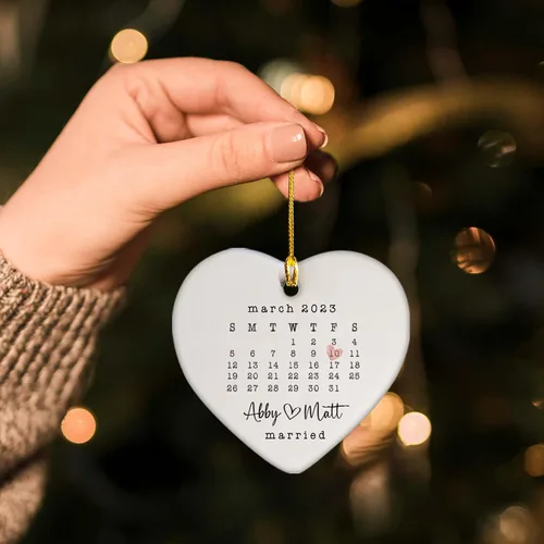Vista 4 de NAZENTI Adorno de boda personalizado, adorno de regalo de compromiso, nombre y foto personalizados, adornos de aniversario de primera Navidad
