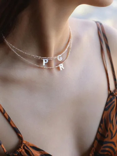 Vista 2 de Collar con inicial de cuentas con letra de perla, estilo bohemio, verano, playa, gargantilla para mujer