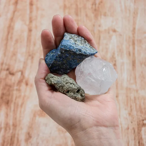 Vista 7 de Juego de 5 piezas de cristales curativos Abundance XL (pirita, lapislázuli, cuarzo transparente), 1 palo de Palo Santo y 1 bolsa de tela hecha a mano