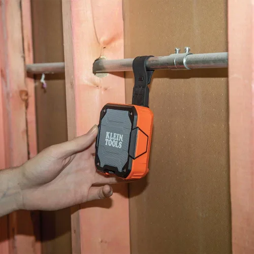 Vista 6 de KLEIN TOOLS AEPJS2 - Altavoz Bluetooth con tira magnética y gancho, recargable, inalámbrico y compatible con Aux, manos libres, tiempo