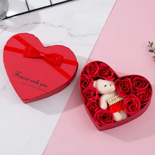 Vista 2 de Surakey Caja de regalo de rosas románticas con bonito oso de peluche y etiqueta I Love You en forma de corazón, pétalo de cuerpo de baño perfumado