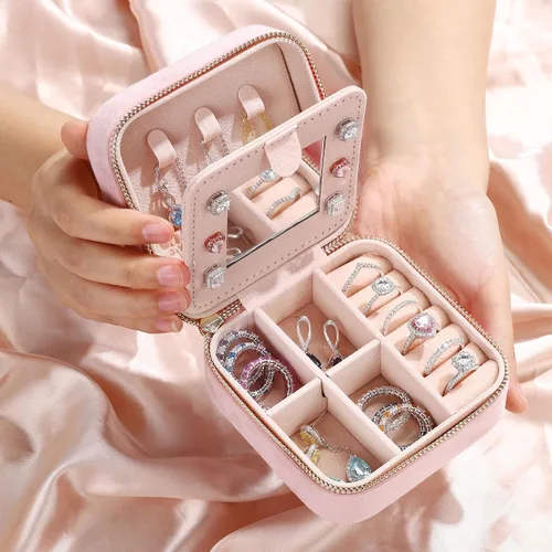 Vista 3 de Organizador de joyas de terciopelo de felpa, soporte de joyería rosa, caja de joyería pequeña, monograma, vacaciones y viajes, regalos de cumpleaños