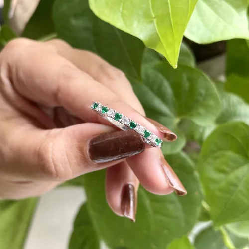Vista 4 de Alianza de boda de media eternidad con esmeralda verde alternativa y diamante blanco para mujer, anillo de boda de esmeralda verde con acabado