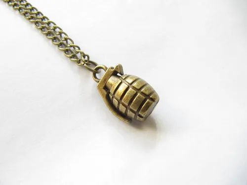 Vista 2 de Collar de bomba, collar de granada de mano, collar del ejército, collar de guerrero, collar militar, Metal