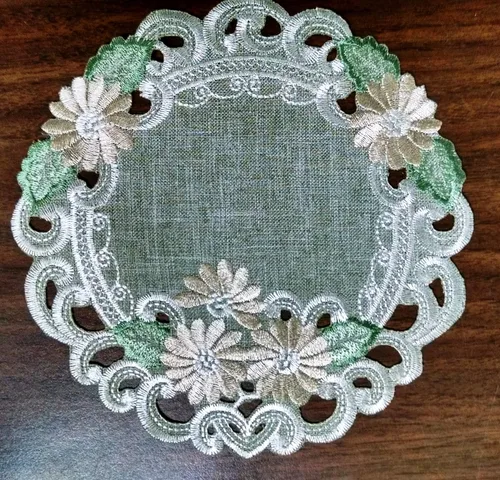 Vista 3 de Tapete redondo o mantel individual con margarita dorada sobre arpillera verde salvia, material de lino, tamaño 7 pulgadas