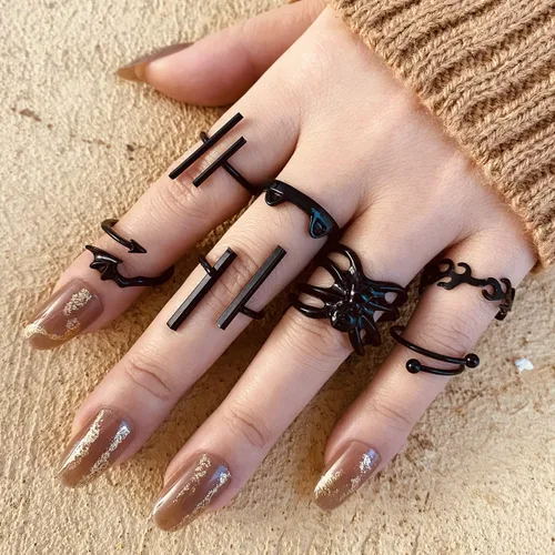 Vista 4 de Anillos negros para hombres y mujeres y niñas juego de anillos góticos punk paquete de anillos ajustables góticos anillos de animales apilables