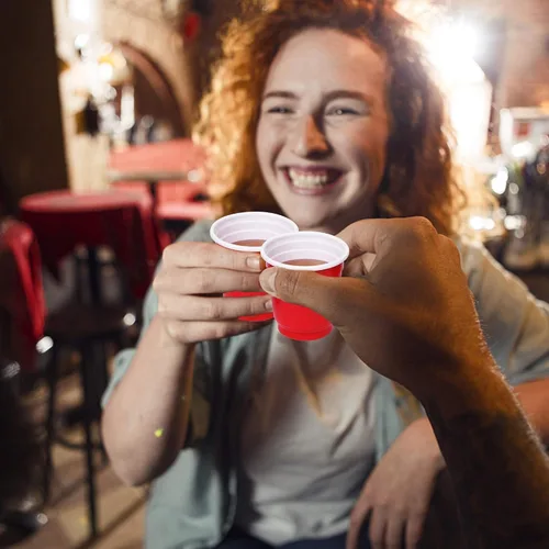 Vista 4 de Zcaukya Mini vasos desechables de 120 quilates, 2 onzas, pequeños vasos de plástico rojo para fiestas, juegos y eventos