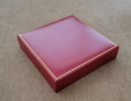 Vista 4 de Caja de collar de piel sintética grande para joyería de regalo, organizador de almacenamiento de exposición, 6 12 pulgadas de ancho x 6 12 pulgadas