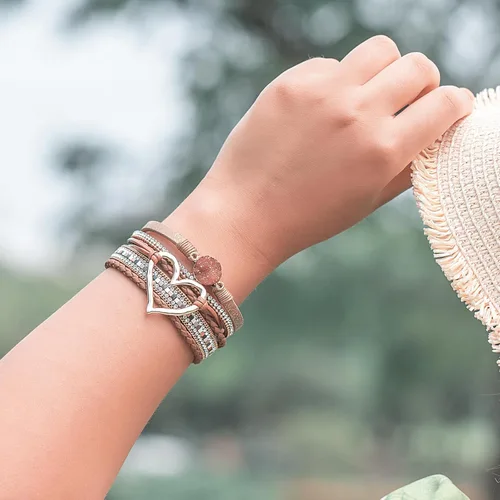 Vista 8 de FANCY SHINY Pulseras de cuero con forma de corazón, apilables, bohemias, pulseras de diamantes de imitación de resina de moda con cierre magnético