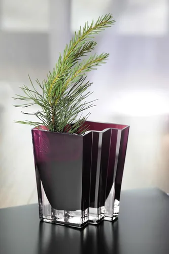 Vista 3 de Jarrón de cristal, amatista, diseño cheurón, 5.5 pulgadas de altura, resistente, fabricado en Europa, por Barski