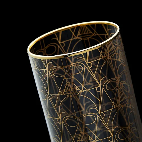 Vista 2 de JoyJolt Star Wars Glassware. Juego de 4 vasos altos 'Deco', vasos de Star Wars de 13.5 onzas. Vaso alto Highball con Darth Vader en una copa